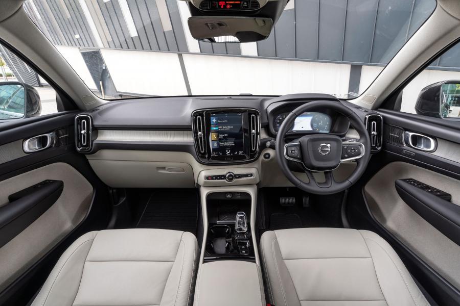 Торпедо Volvo XC40 D3 Inscription 2018 года  (UK) (фото 32 из 40)